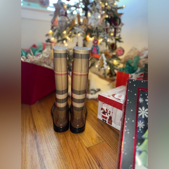 Stunning Authentic Burberry Rain Boots - Picture 2 of 5